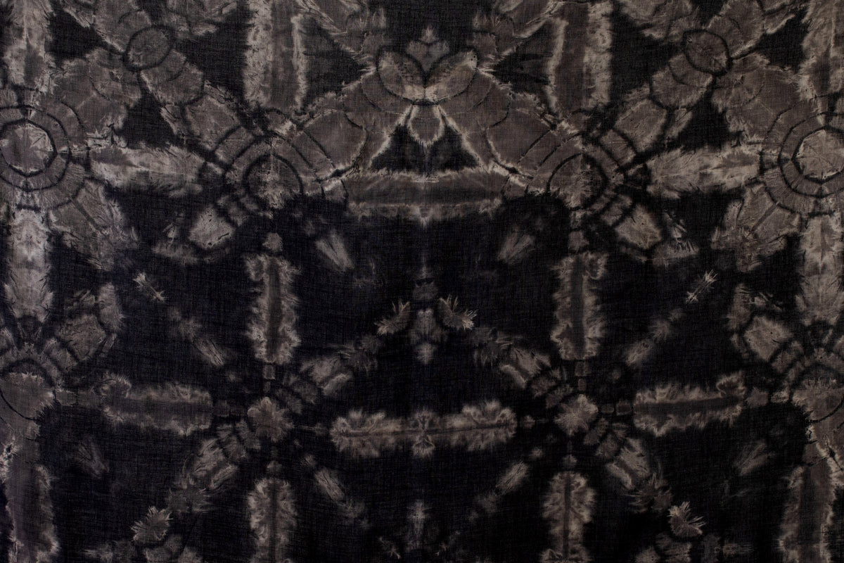 Detailaufnahme eines Batikstoffs mit abstraktem Muster