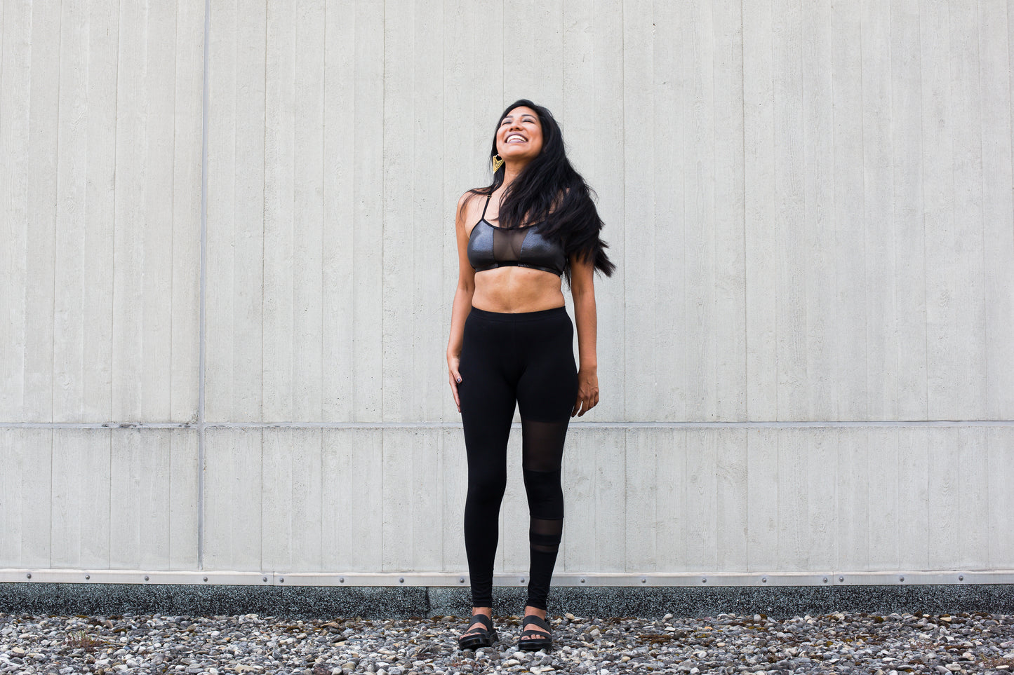 Gesamtansicht Mesh Bralette grau glänzend – BH transparent, Bustier ungepolstert, Alternative Fashion, Psytrance