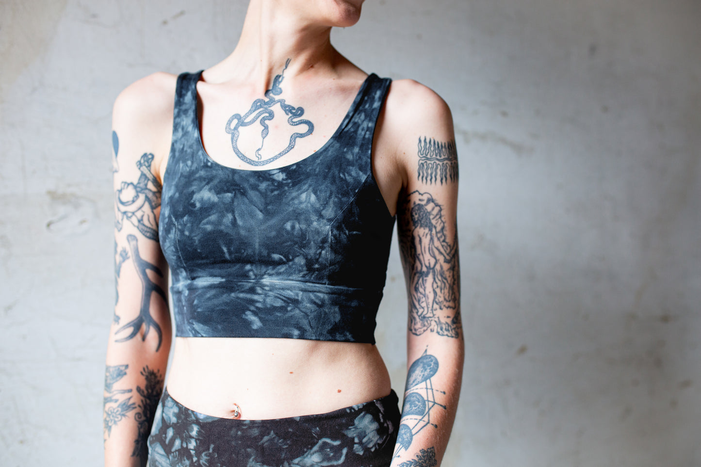 Nahaufnahme Batikmuster dunkelblau Bralette, Yoga Bra mit Cut-Outs am Rücken – BH ohne Bügel, bequem, Alt Fashion, Festival