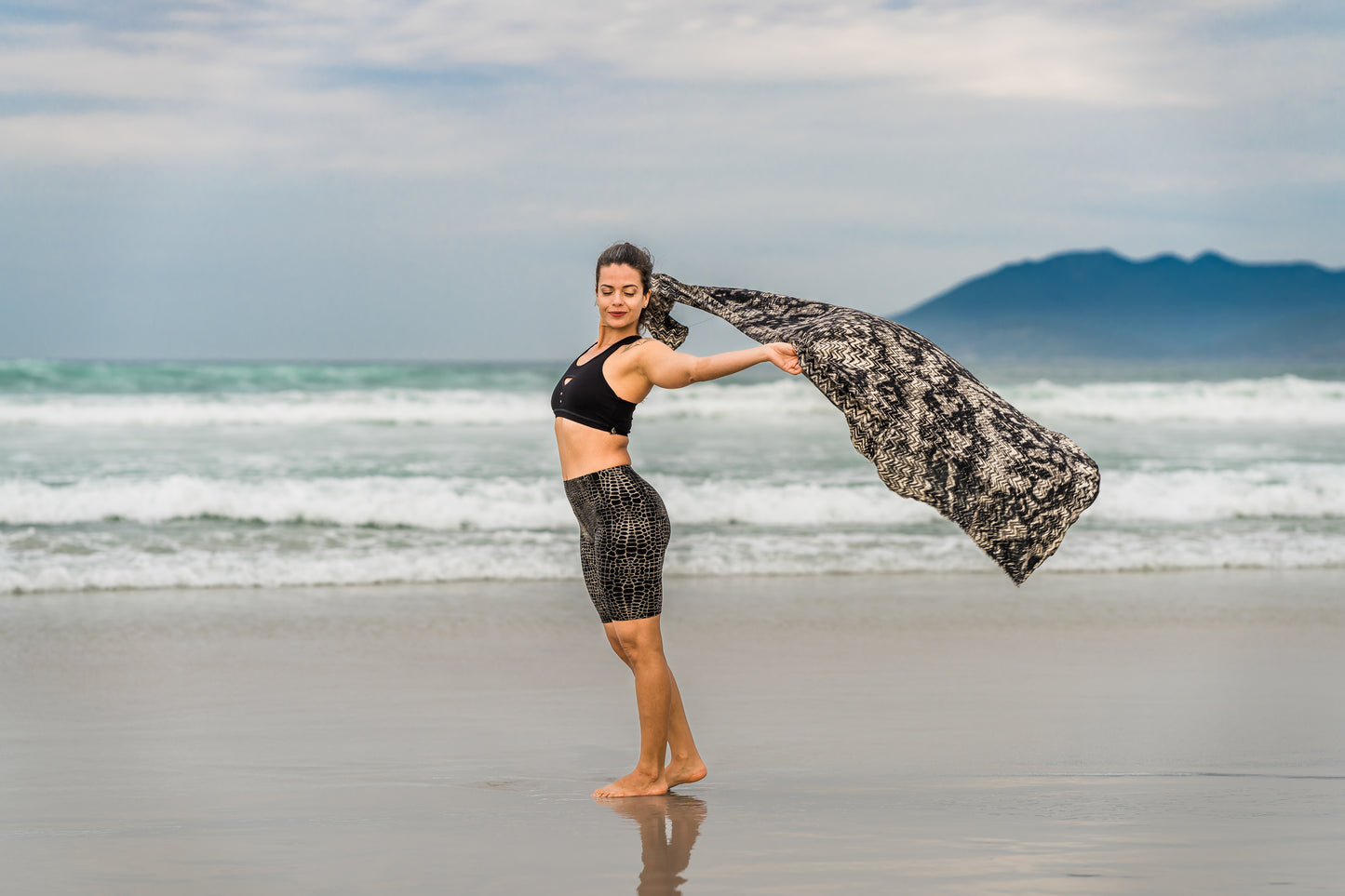 Sarong mit abstraktem Wellenmuster - Unterwasseroptik - Pareo, Tuch, Schal - Batik, Blockprint - schwarz-grau-beige