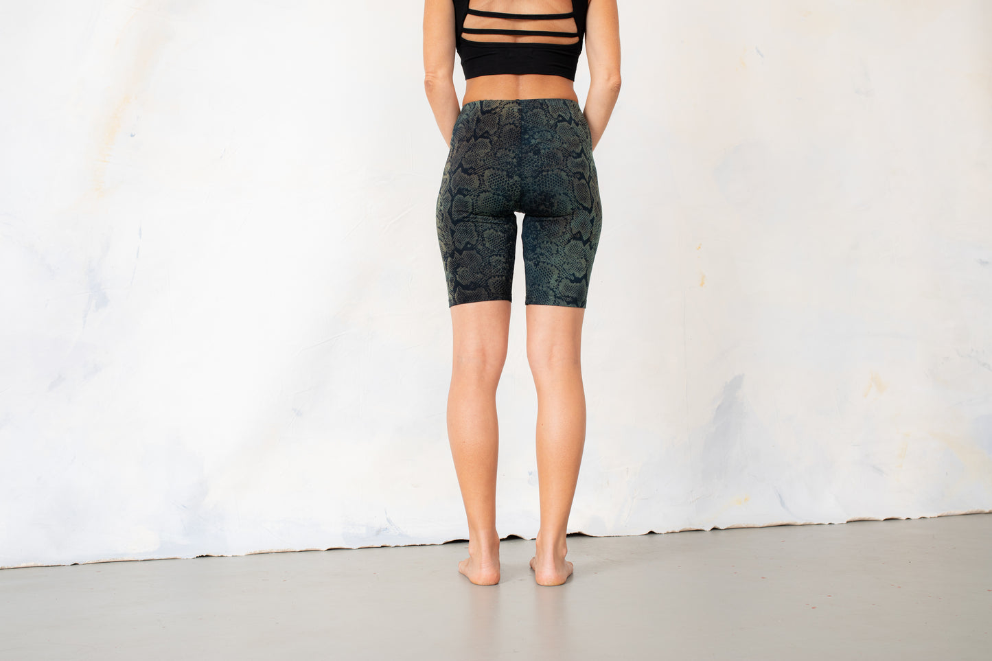 Rückenansicht Workout Shorts mit abstraktem Snake Print Tie-Dye blau-grün-braun – elastisch, Alternative Fashion, Goa, Punk