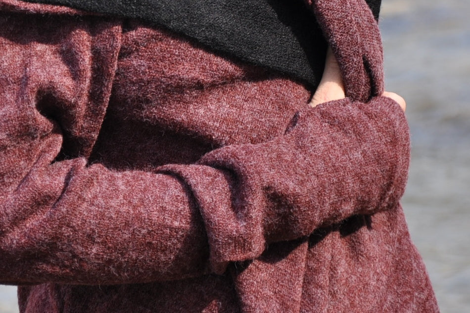 Cardigan hüftlang - Strickjacke mit Wasserfallausschnitt und Daumenlöchern - mahagoni-schwarz