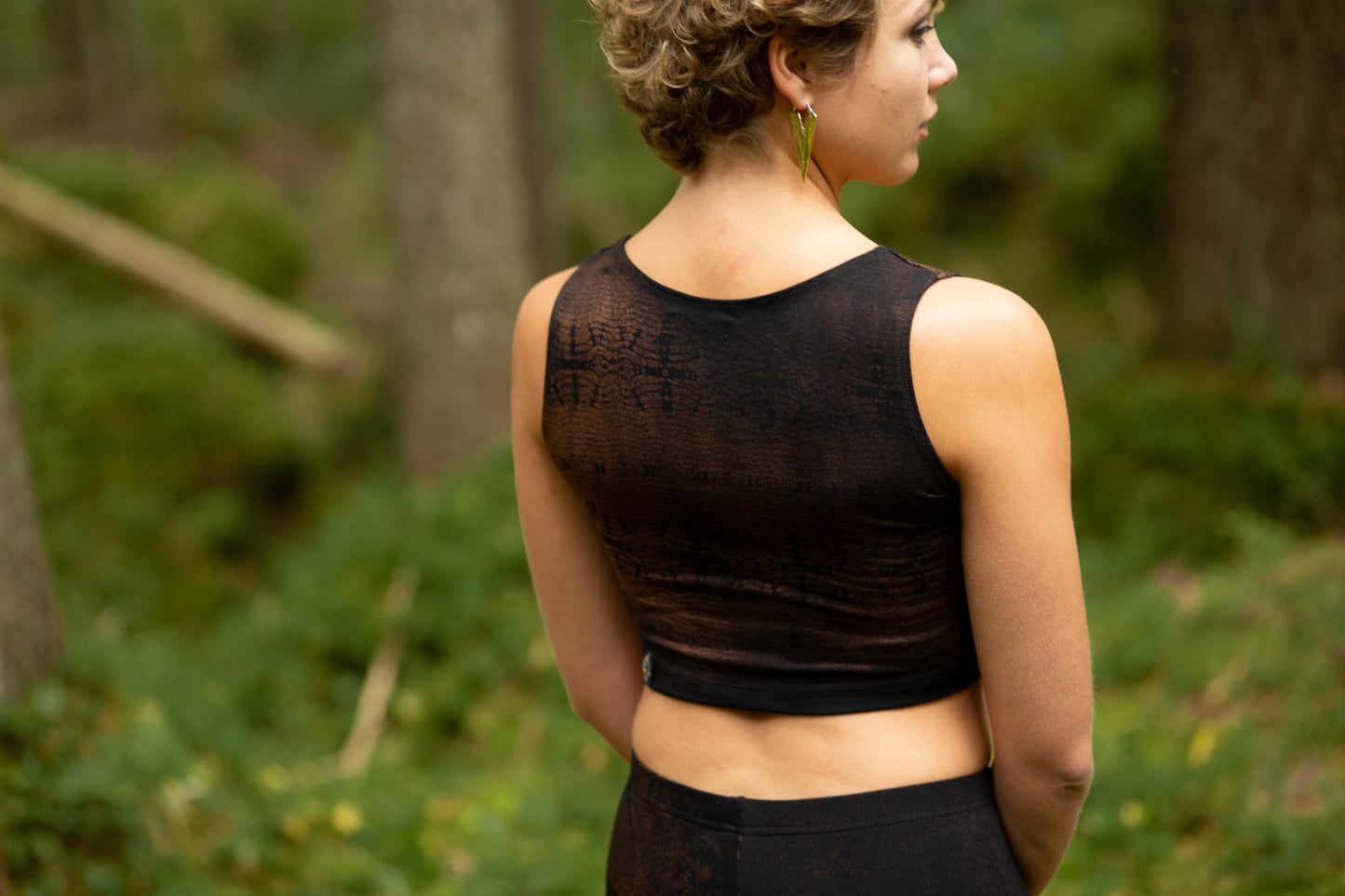 Crop Top - Short Top - with an Abstract Filigree Pattern - Batik - black-brown-apricot