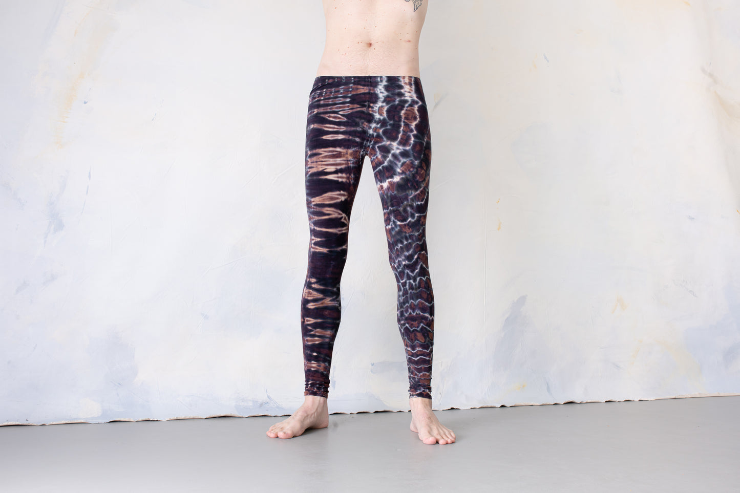 Mann trägt elastische Unisex Batik Tigerprint Leggings braun-blaugrau – Yoga Psytrance Punk Alternative Mode Festival Style
