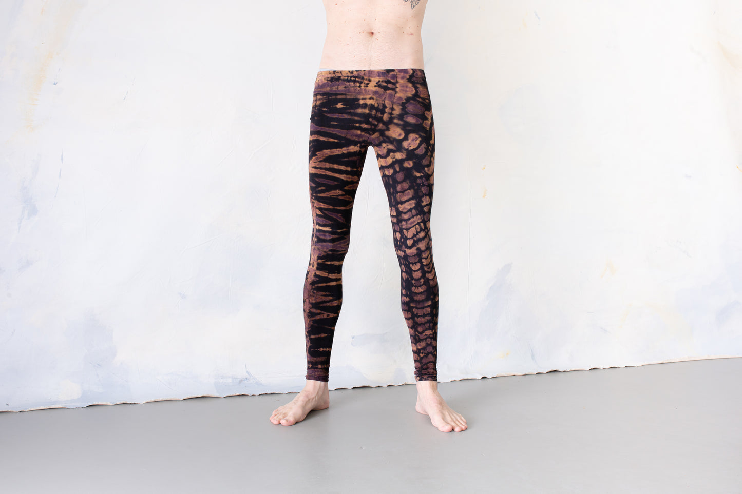 Mann trägt elastische Unisex Batik Tigerprint Leggings schwarz-apricot-lila – Yoga Psytrance Punk Alternative Mode Festival Style
