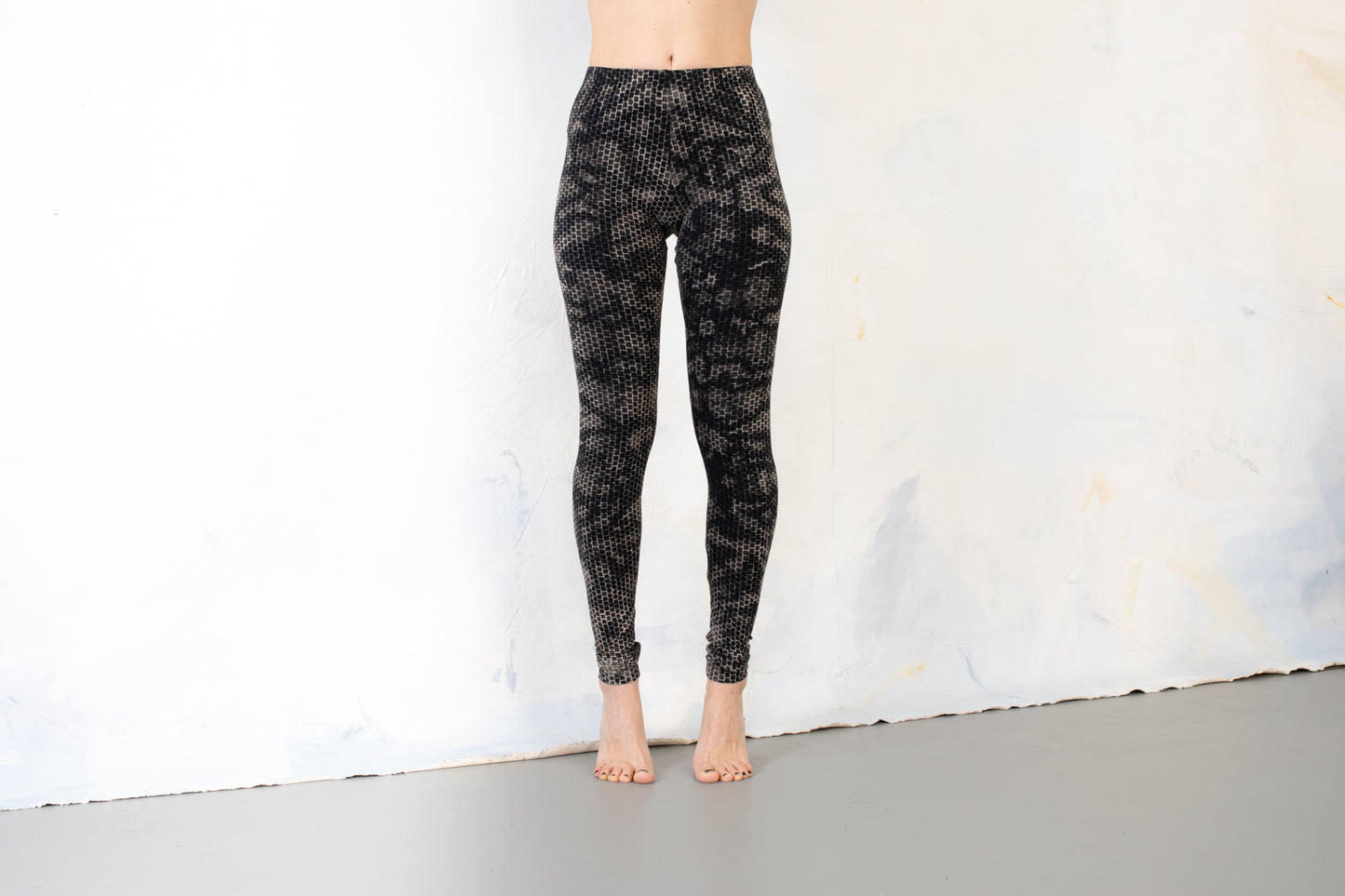 Vorderansicht Psytrance Leggings genderneutral mit geometrischem abstraktem Print schwarz‑grau-beige – Alt Fashion Gothic Style
