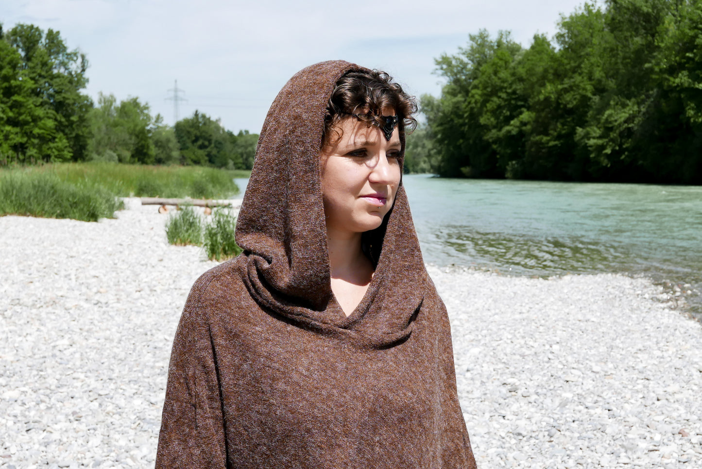 Poncho - Überwurf mit extra großer Kapuze und Tasche - braun