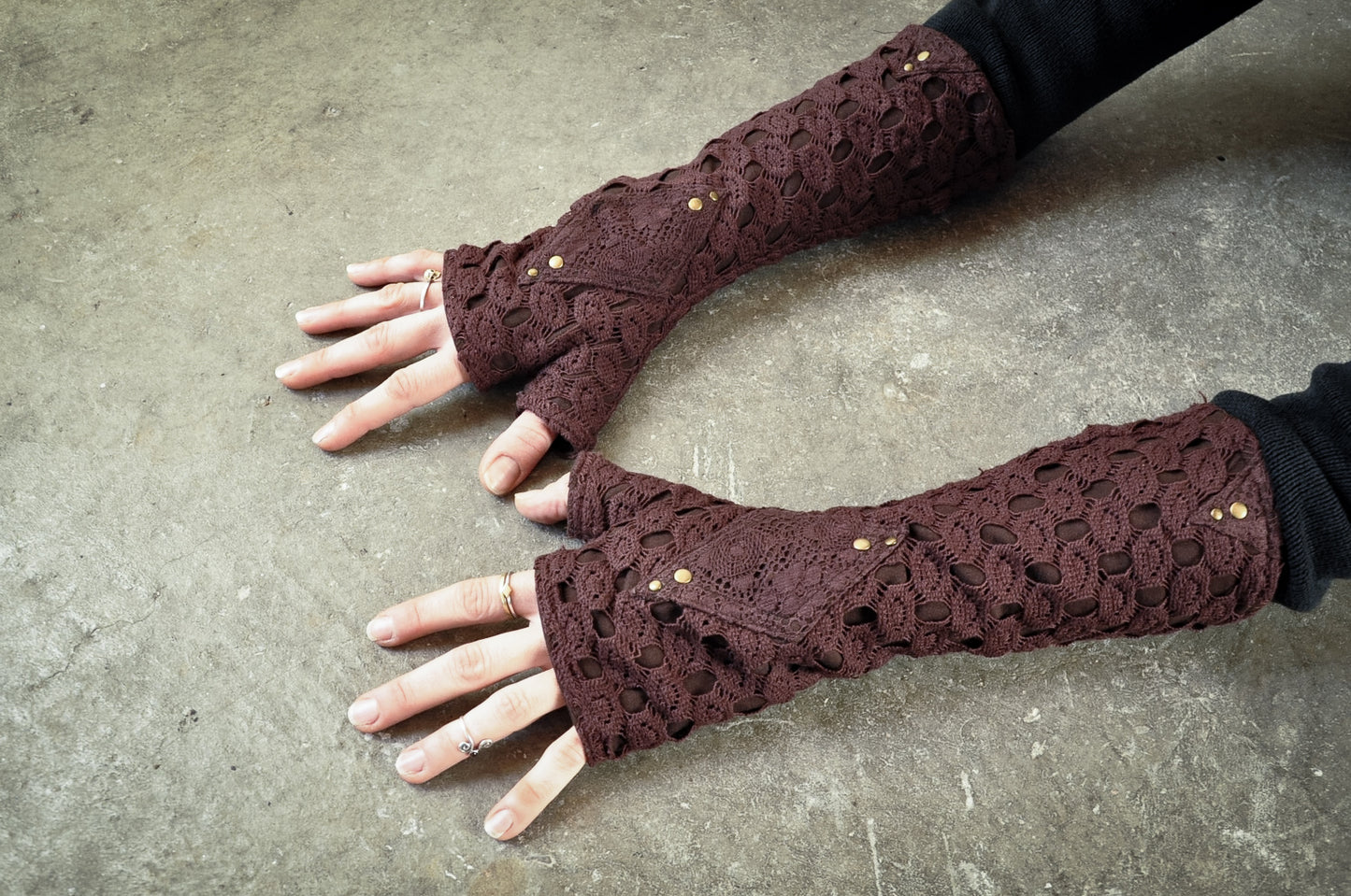 Statement Armstulpen mit gemusterter Spitze und Nieten braun - warme Pulswärmer, Alt Fashion, Goa