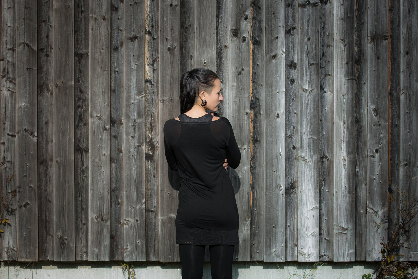 Schwarzes transparentes Langarm-Shirt Damen mit Nähten, Rückansicht – alternativer Psytrance Style