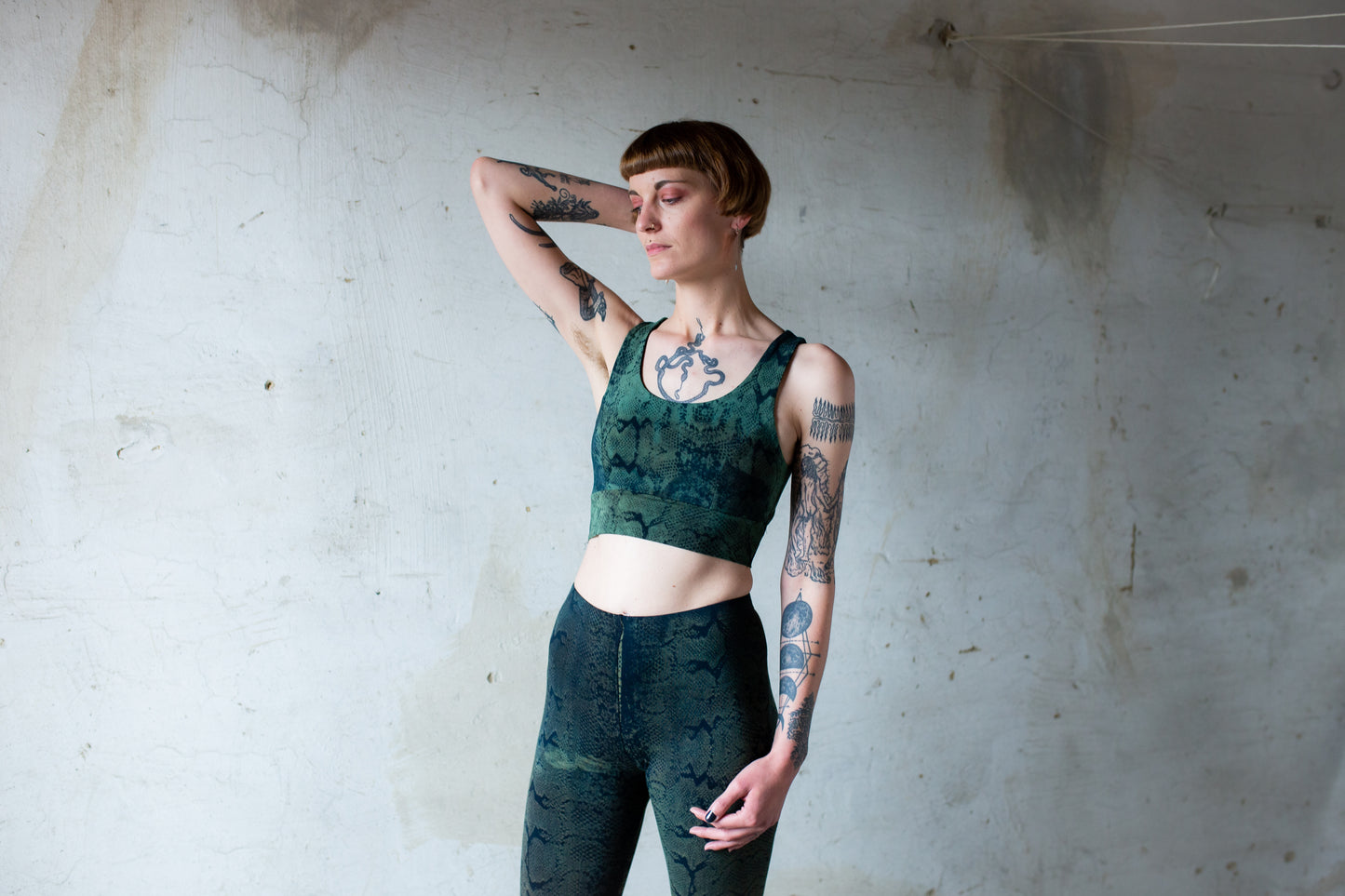 Frau im Batik Bustier mit Schlangenmuster Animal Print blau-grün-beige, elastischer Yoga Bra, Alternative Mode, Festival