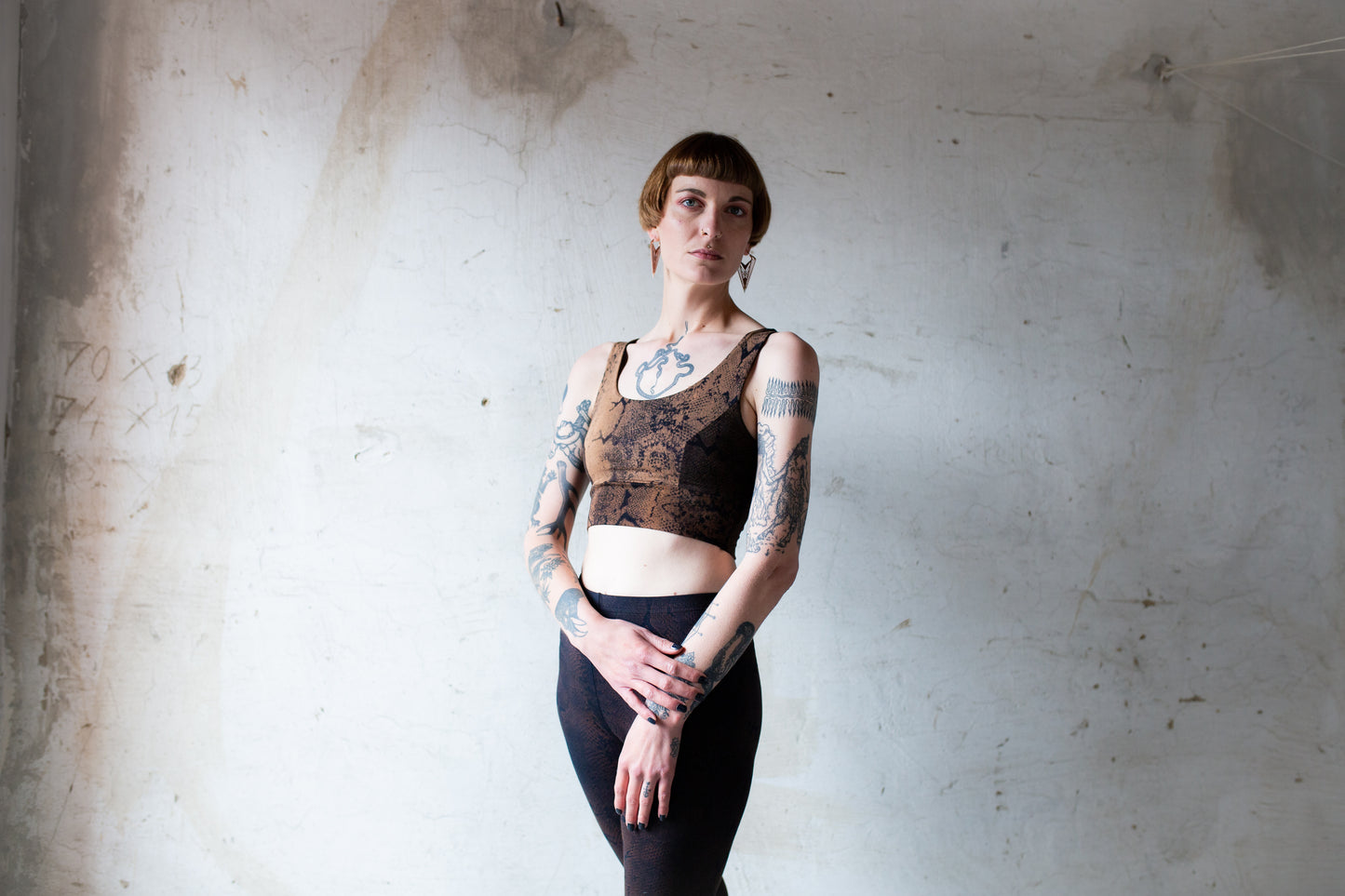 Frau trägt Yoga Bra Top mit Tie Dye Snake Print braun-organge-apricot – komfortables Bralette / Bustier - Alternative Fashion