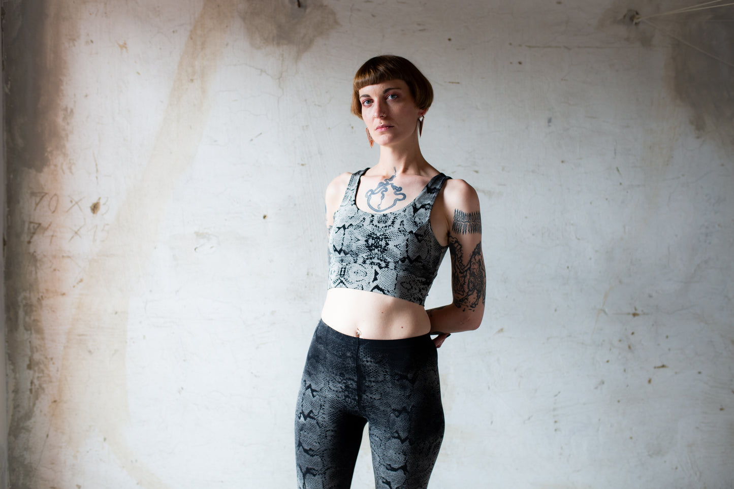 Frau im Batik Bustier mit Schlangenmuster Animal Print schwarz-beige-grau, elastischer Yoga Bra, Alternative Mode, Festival