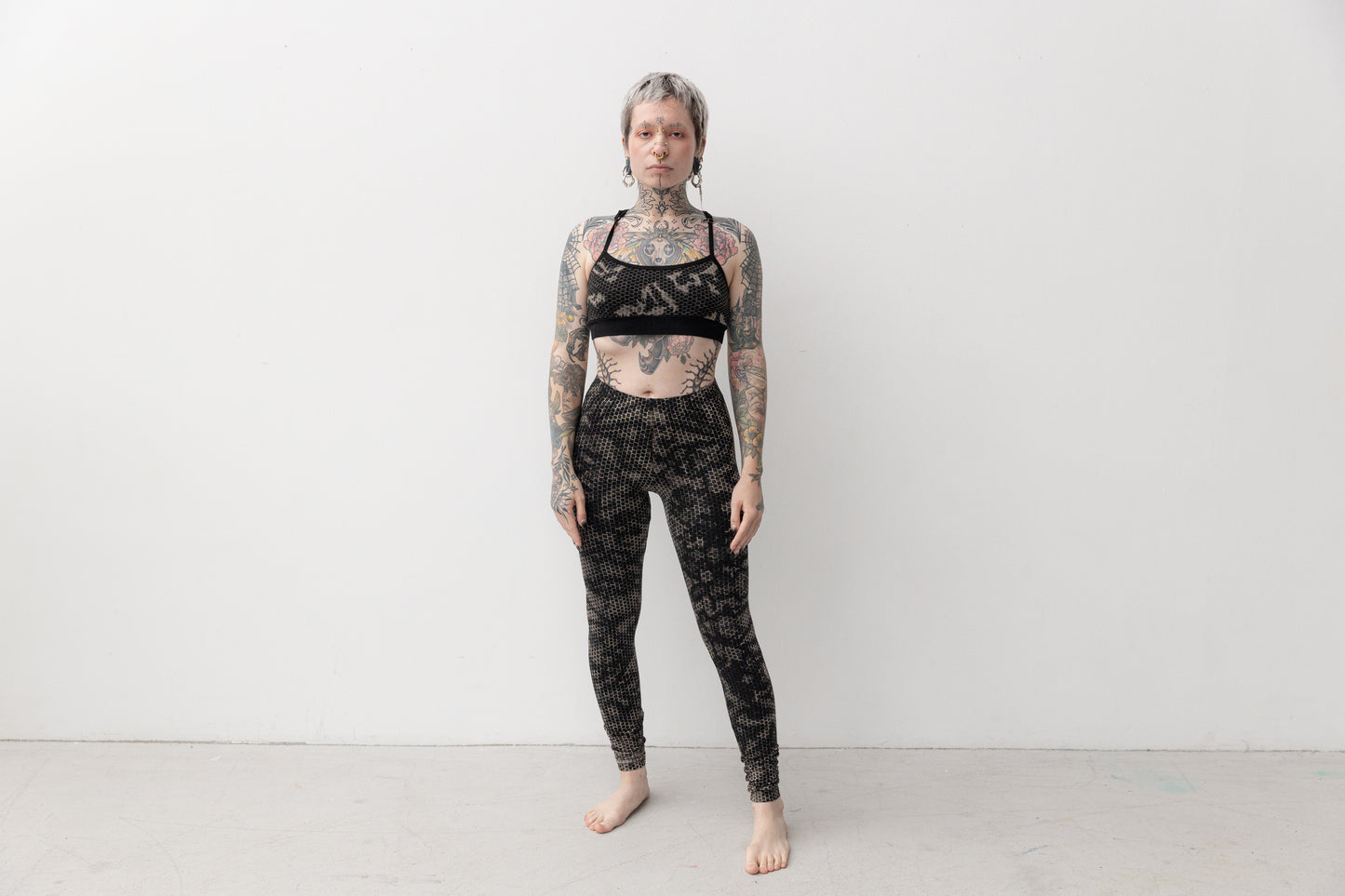 Ganzkörperansicht Frau im Tie-Dye Bra Top schwarz-beige-grau – Stretch Bralette, bequem, Alternative Fashion, Sports Wear