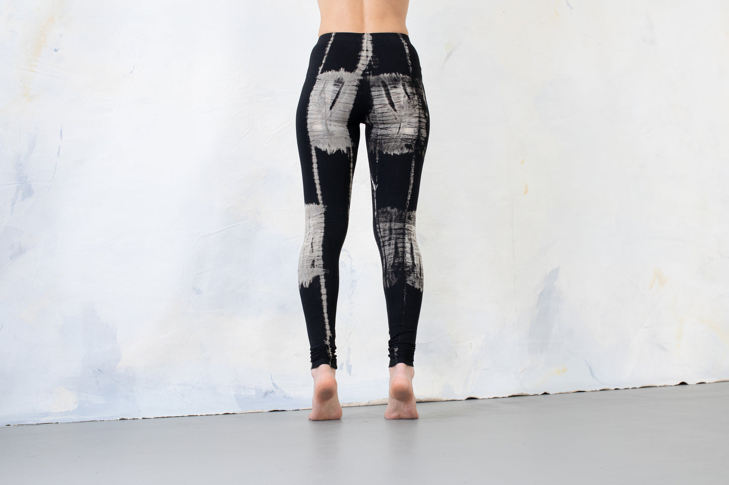 Rückansicht Unisex Leggings mit Batik Muster, abstrakt – schwarz-grau-weiß – Alt Fashion Yoga Leggings Dark Fashion Psystrance