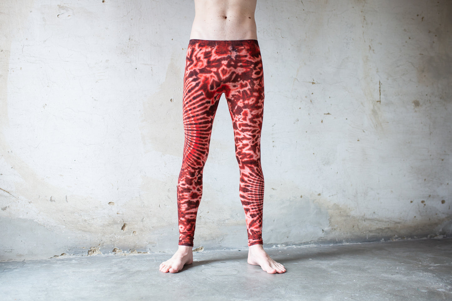Mann trägt elastische Unisex Batik Blumen Leggings rot, hochrot – Yoga Psytrance Punk Alternative Mode Festival Style