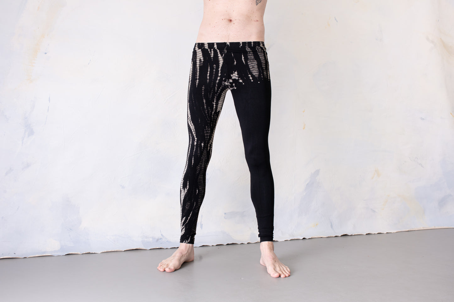 Mann trägt Reptilienmuster Batik/Tie-Dye Leggings schwarz-beige-grau, bequem, elastisch – Alternative Mode Punk Yoga Style