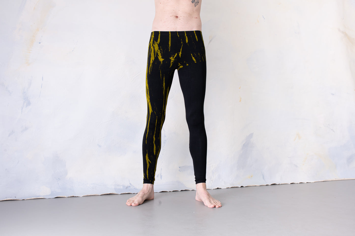 Mann trägt Reptilienmuster Batik/Tie-Dye Leggings schwarz-grün-gelb, bequem, elastisch – Alternative Mode Punk Yoga Style