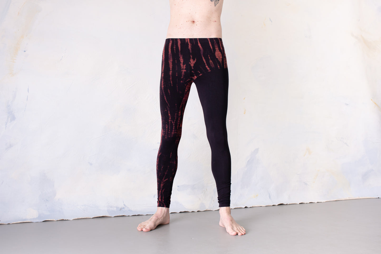 Mann trägt Reptilienmuster Batik/Tie-Dye Leggings schwarz-rot-violett, bequem, elastisch – Alternative Mode Punk Yoga Style
