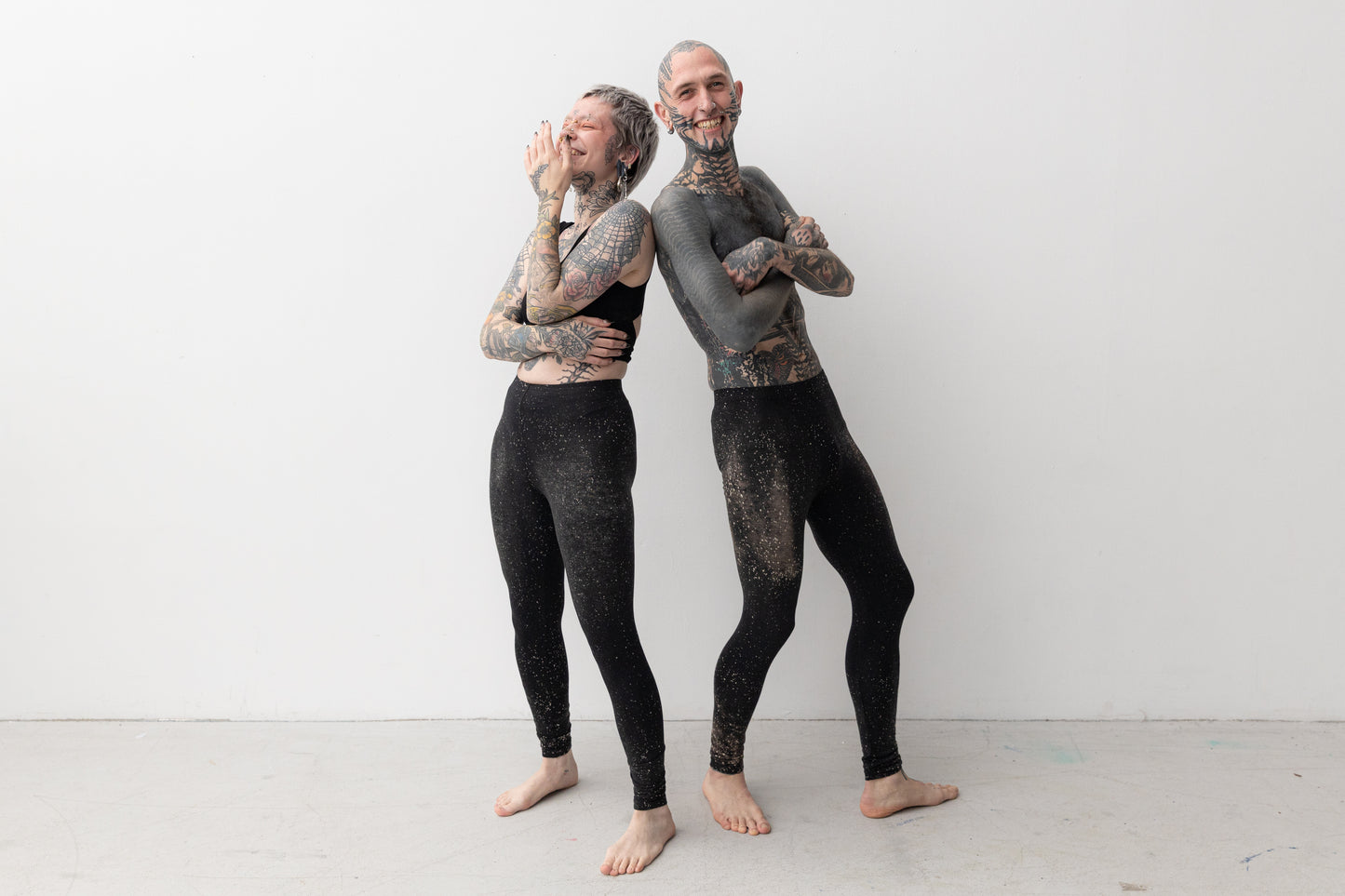 Mann und Frau tragen elastische genderneutrale Leggings mit abstraktem galaxy Muster schwarz-grau-beige – Dark Fashion