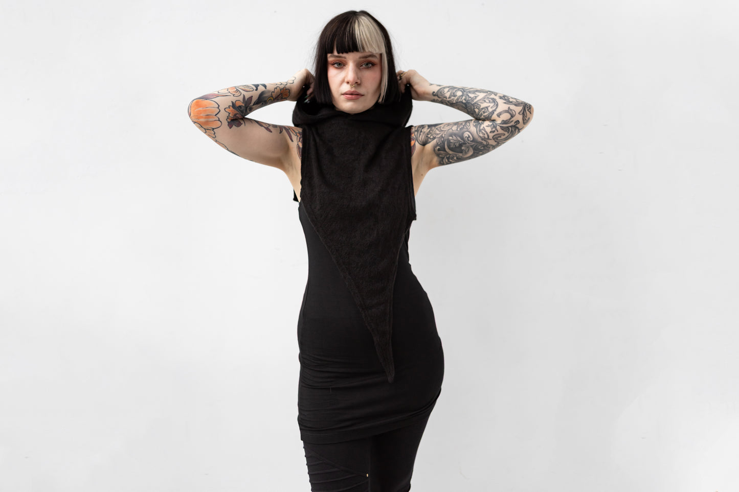 Schwarze Kapuzenschal-Variante mit asymmetrischer Frontpartie