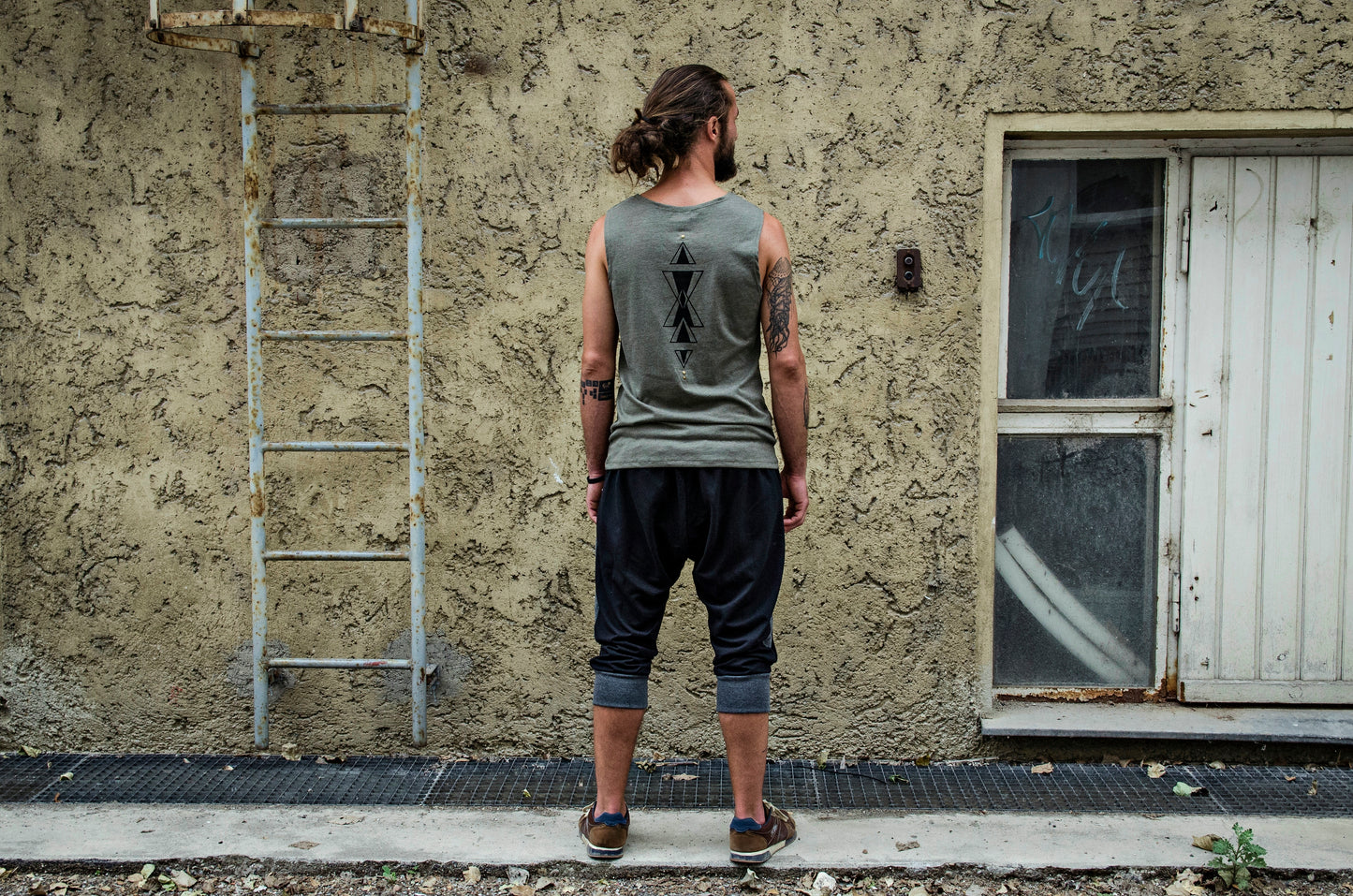 Tanktop mit Nieten - handbedruckt - hell olivgrün