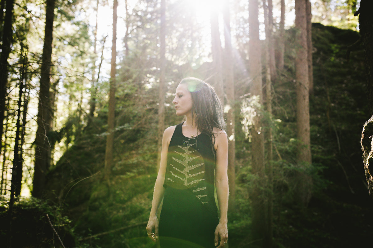 Tie-Dye Racerback Tanktop mit Knochenmuster in Schwarz, Grau und Beige