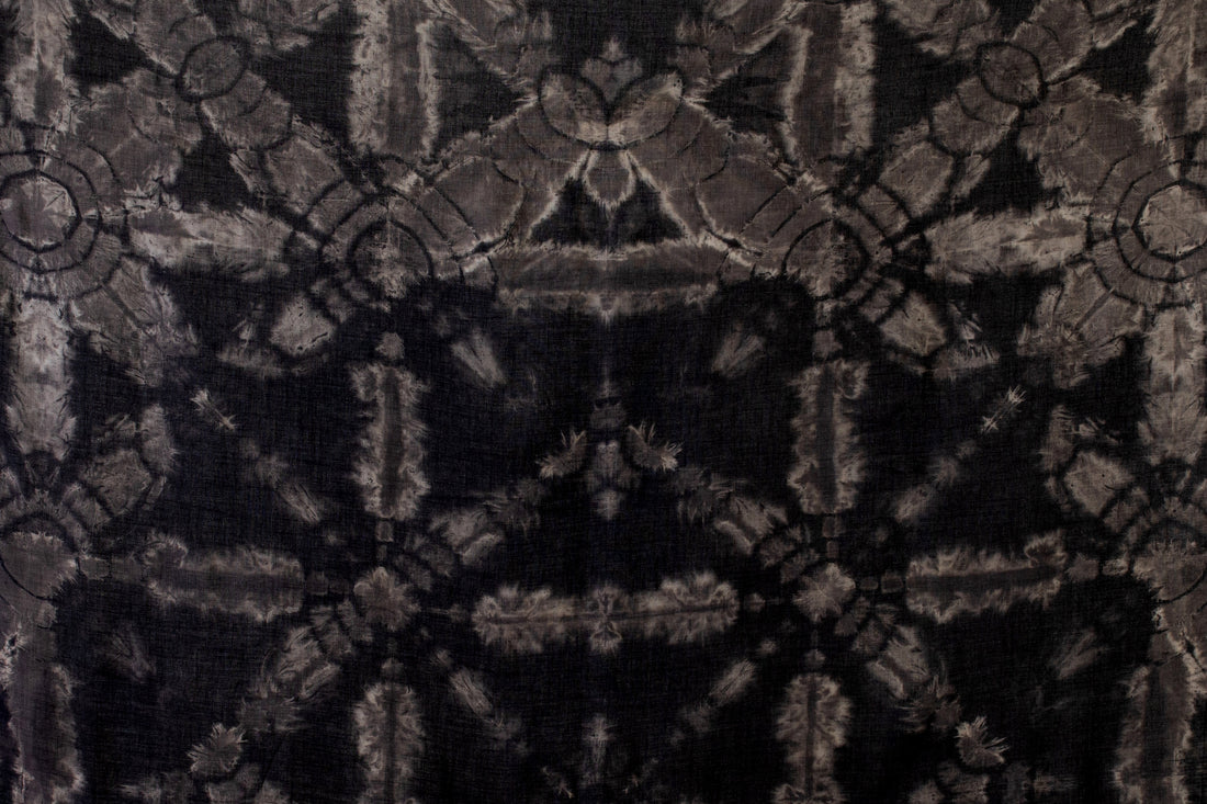 Detailaufnahme eines Batikstoffs mit abstraktem Muster