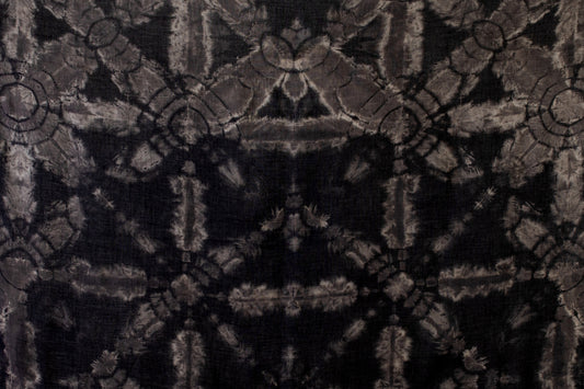 Detailaufnahme eines Batikstoffs mit abstraktem Muster