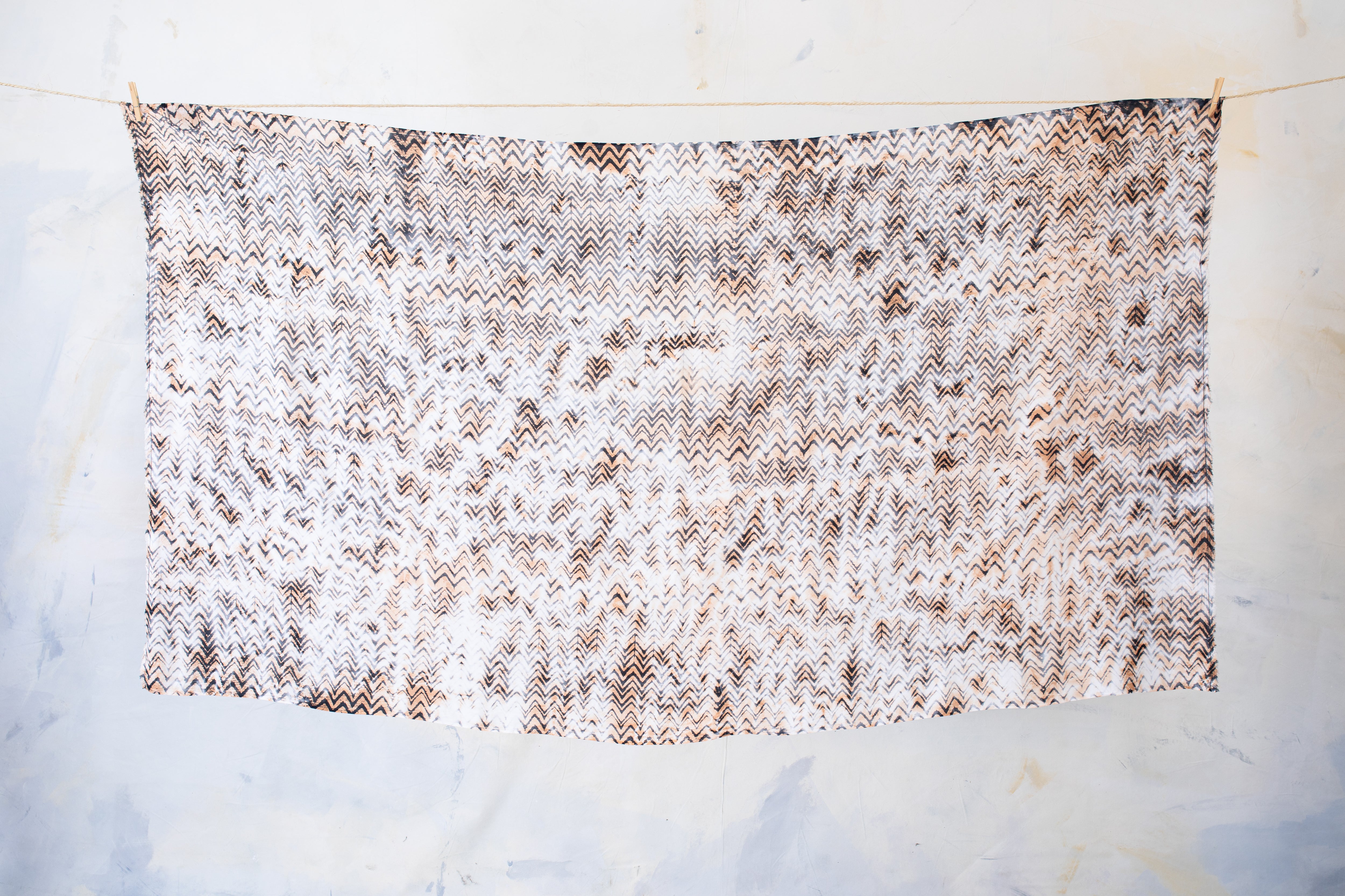 Aufgespannter terracottafarbener großer Batik-Sarong aus Viskose mit abstraktem Wellenmuster