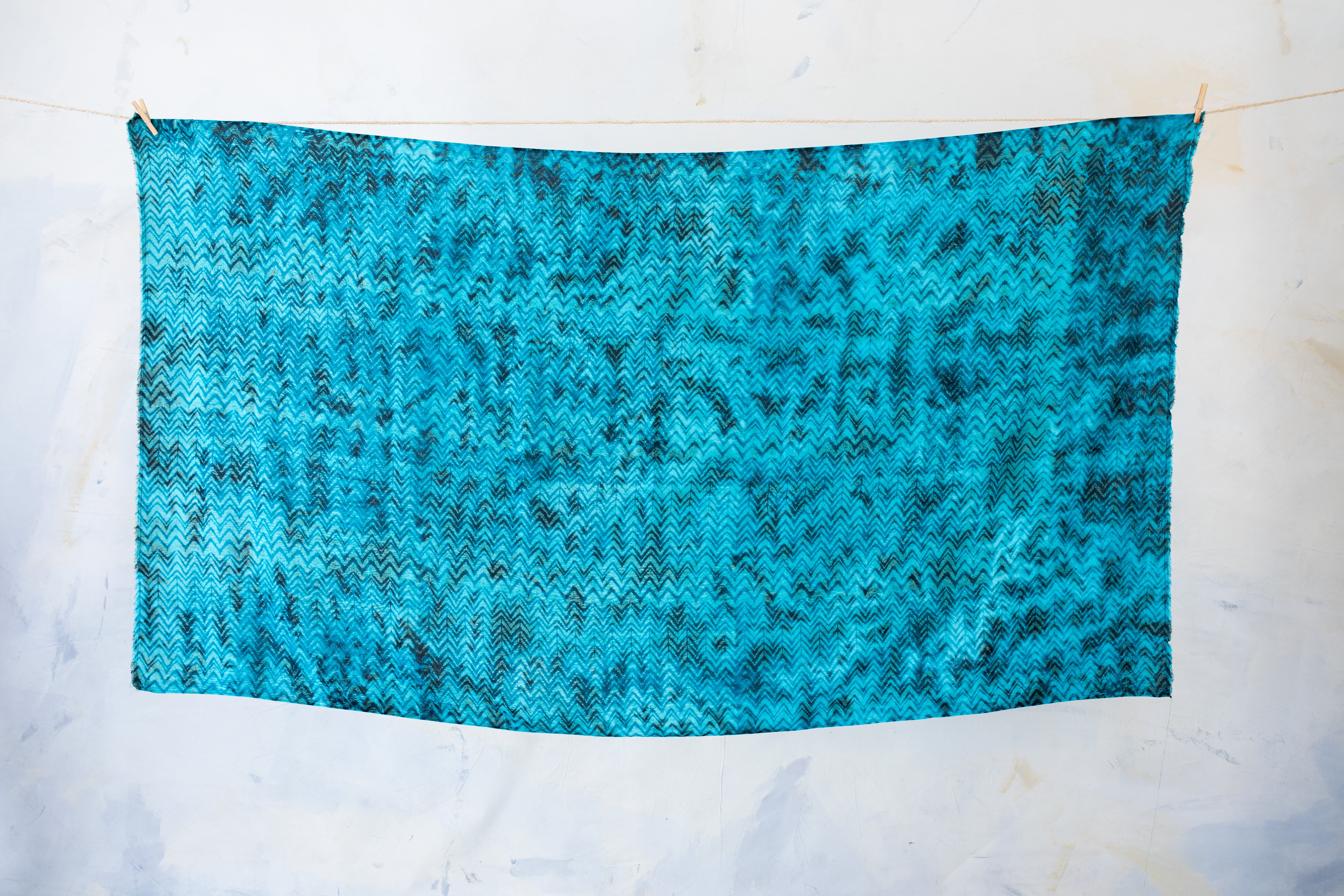 Aufgespannter großer Batik-Sarong aus Viskose mit abstraktem Wellenmuster in  blau-grün-braun