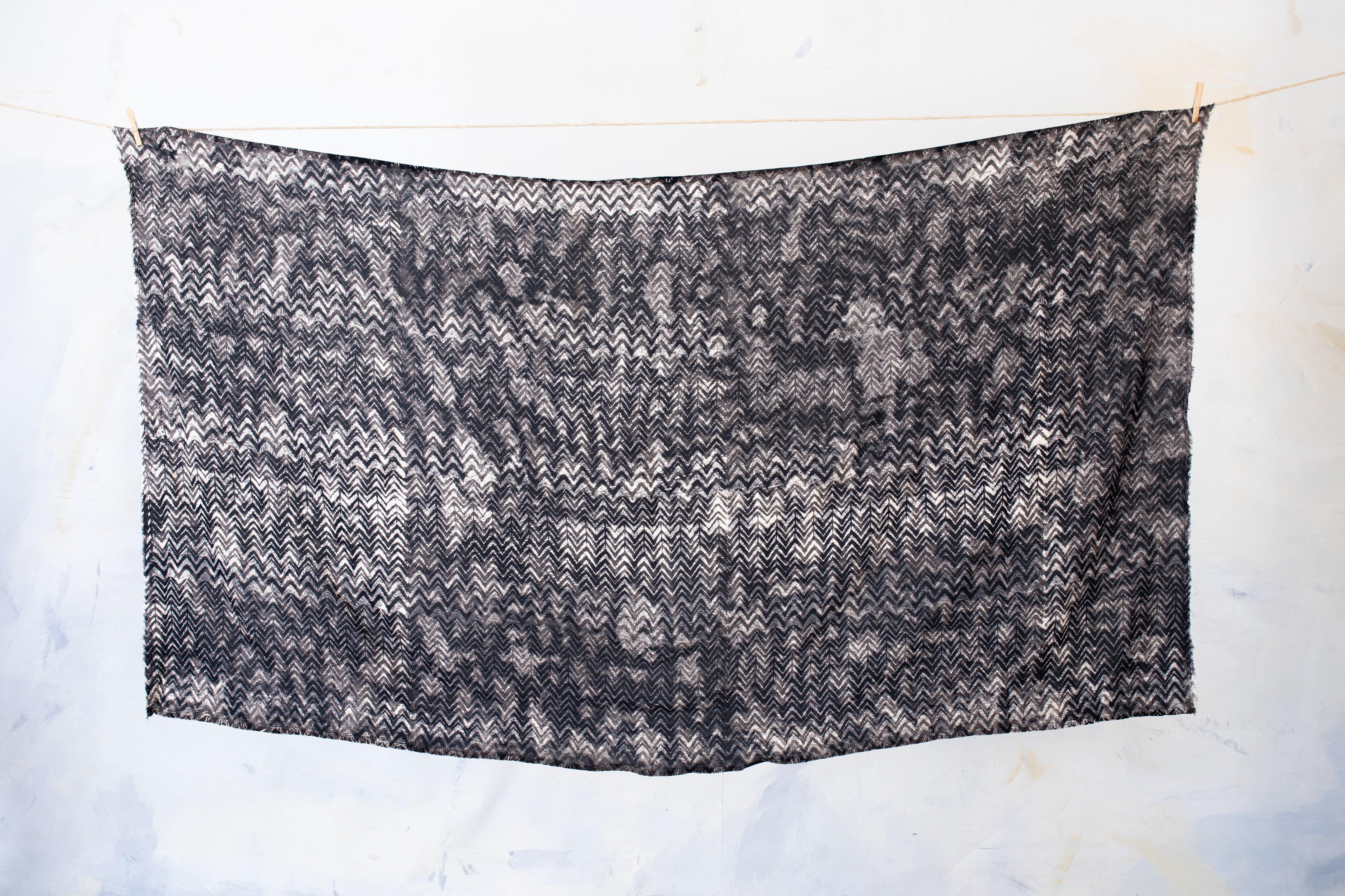 Aufgespannter schwarzer großer Batik-Sarong aus Viskose mit abstraktem Wellenmuster in beige und grau