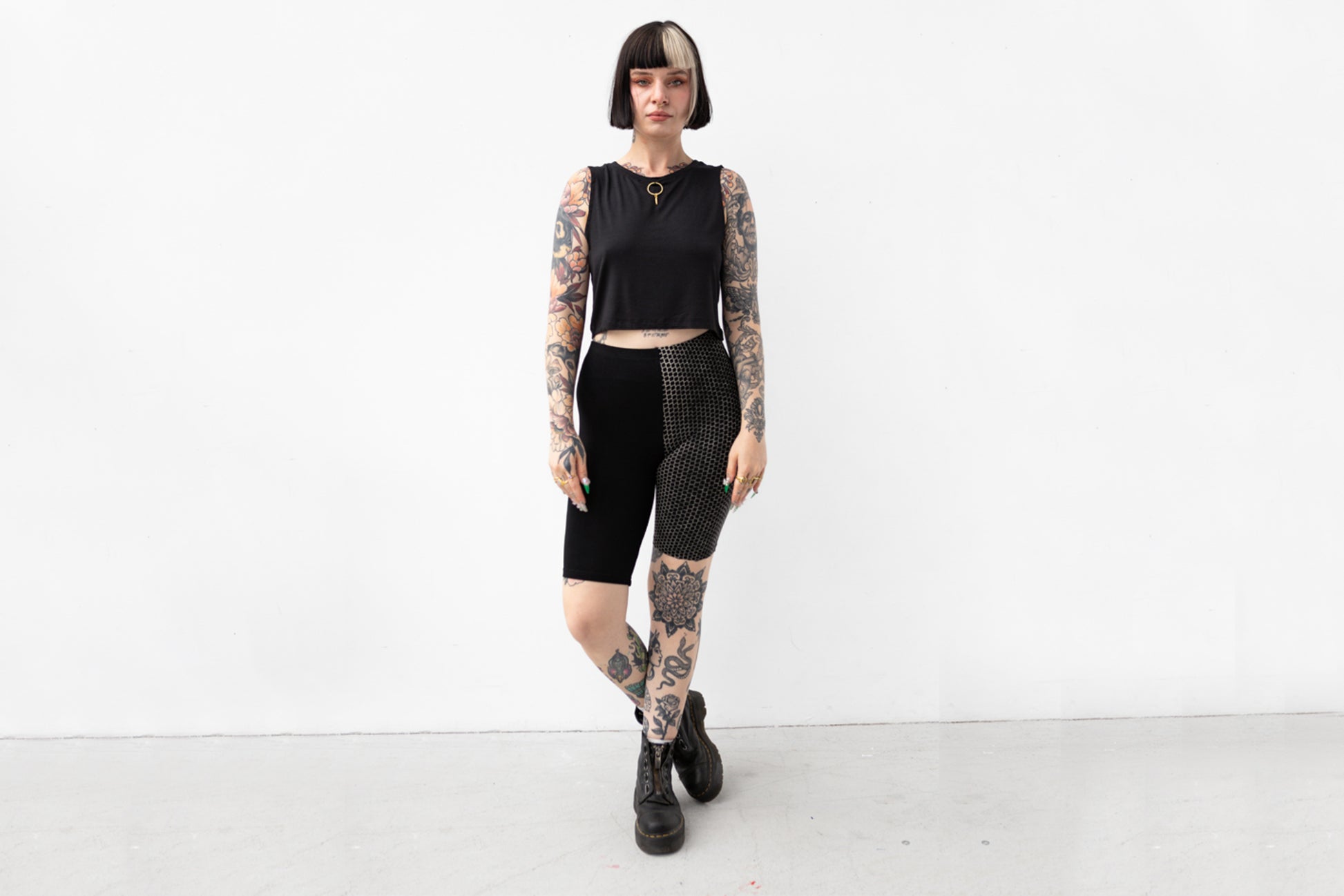 Biker Shorts mit künstlerischem Ziegelstein-Muster aus Batik und Siebdruck.