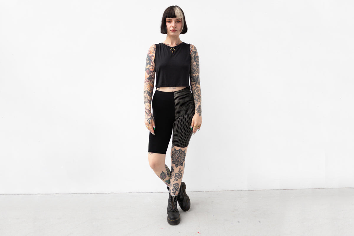 Biker Shorts mit künstlerischem Ziegelstein-Muster aus Batik und Siebdruck.