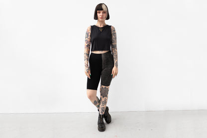Biker Shorts mit künstlerischem Ziegelstein-Muster aus Batik und Siebdruck.