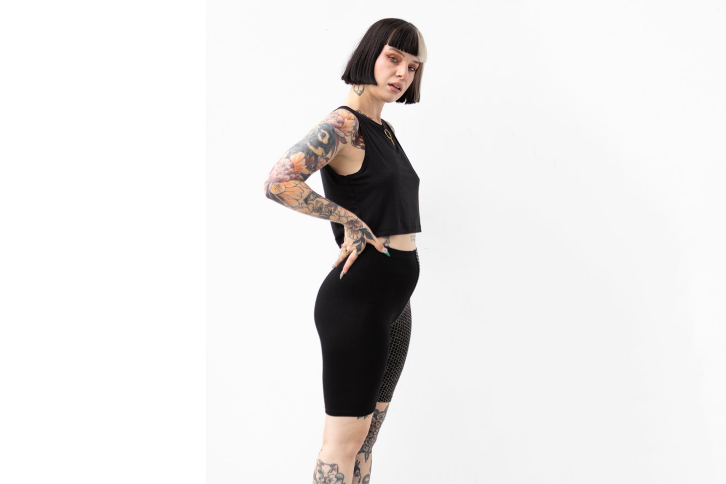 Künstlerisch gestaltete Biker Shorts mit geometrischem Muster und Mid-Waist-Schnitt.