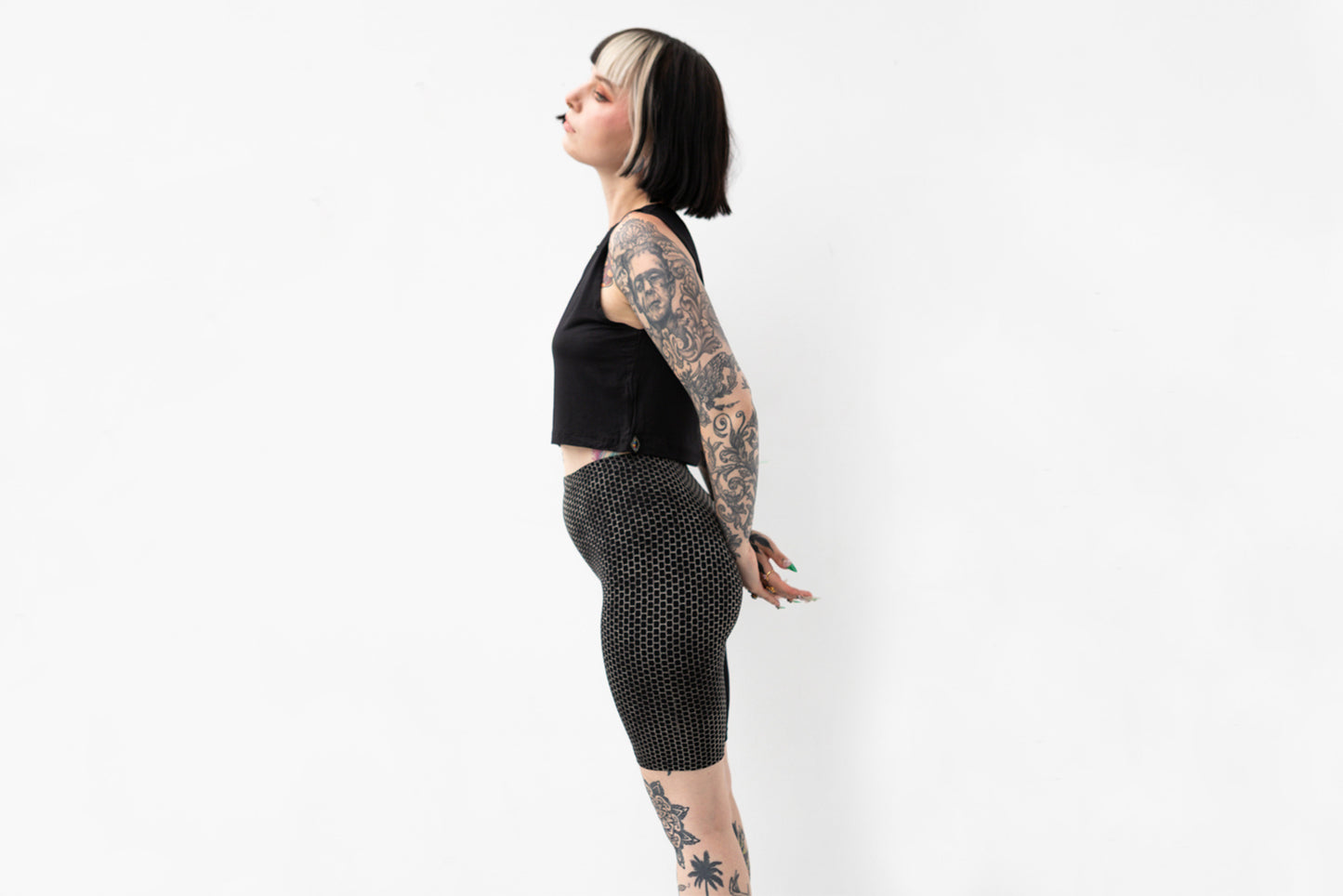 Festival- und Yoga-Shorts mit asymmetrischem grafischem Muster, seitliche Ansicht.