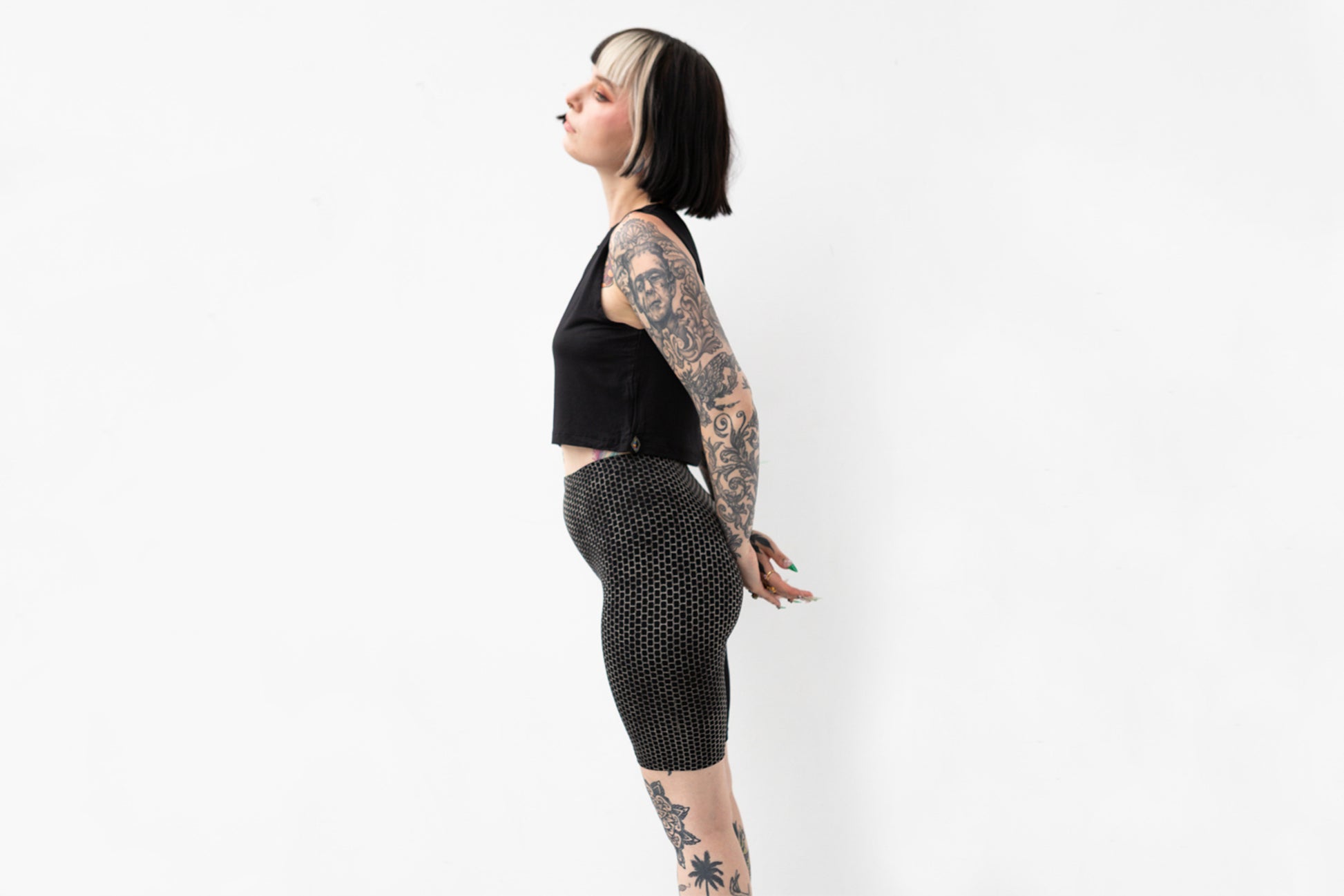 Festival- und Yoga-Shorts mit asymmetrischem grafischem Muster, seitliche Ansicht.
