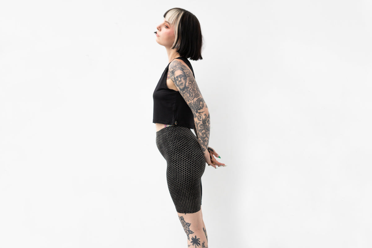 Festival- und Yoga-Shorts mit asymmetrischem grafischem Muster, seitliche Ansicht.