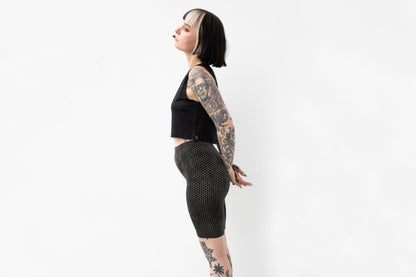 Festival- und Yoga-Shorts mit asymmetrischem grafischem Muster, seitliche Ansicht.