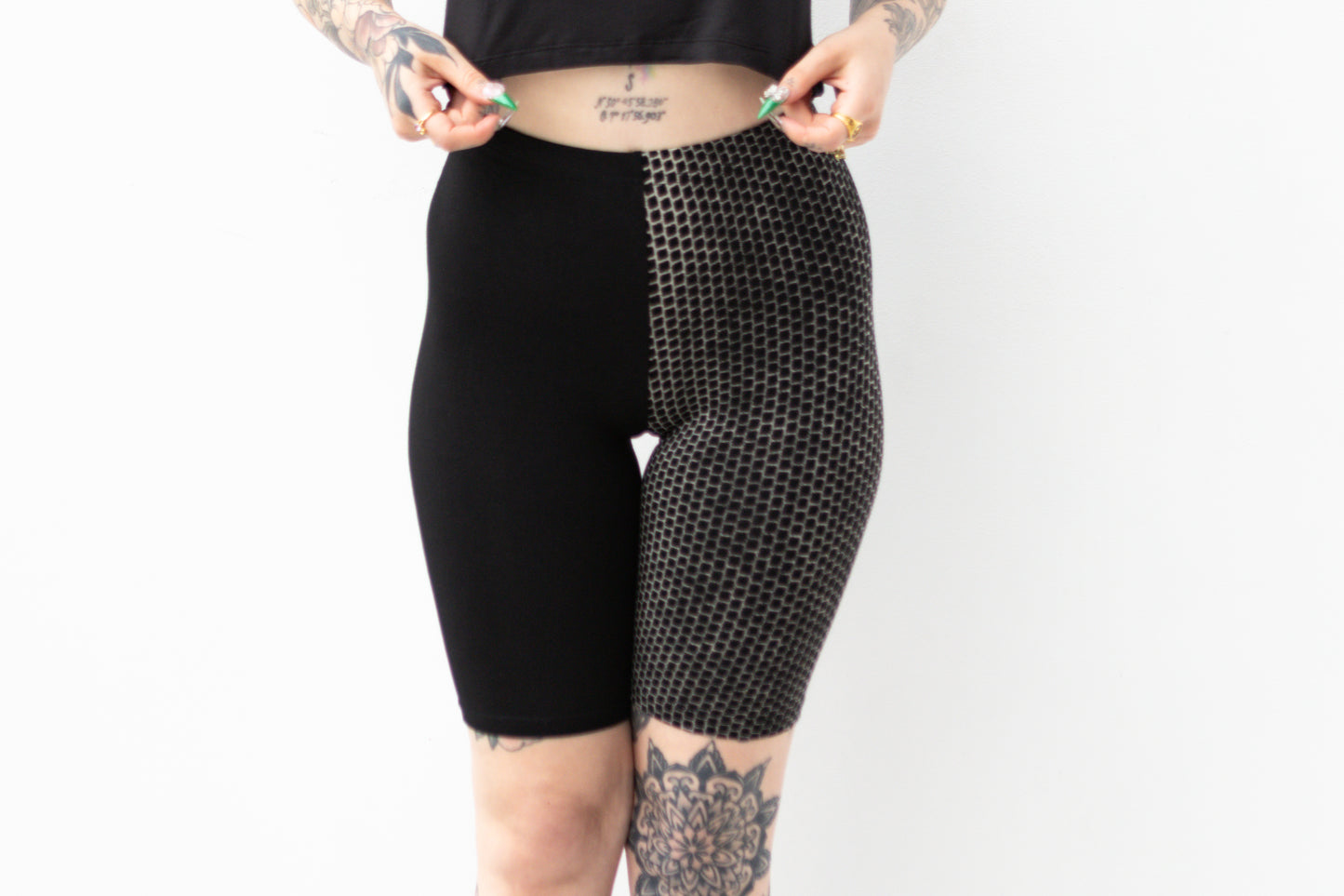 Asymmetrische Radlerhose mit einem bedruckten und einem schwarzen Bein.