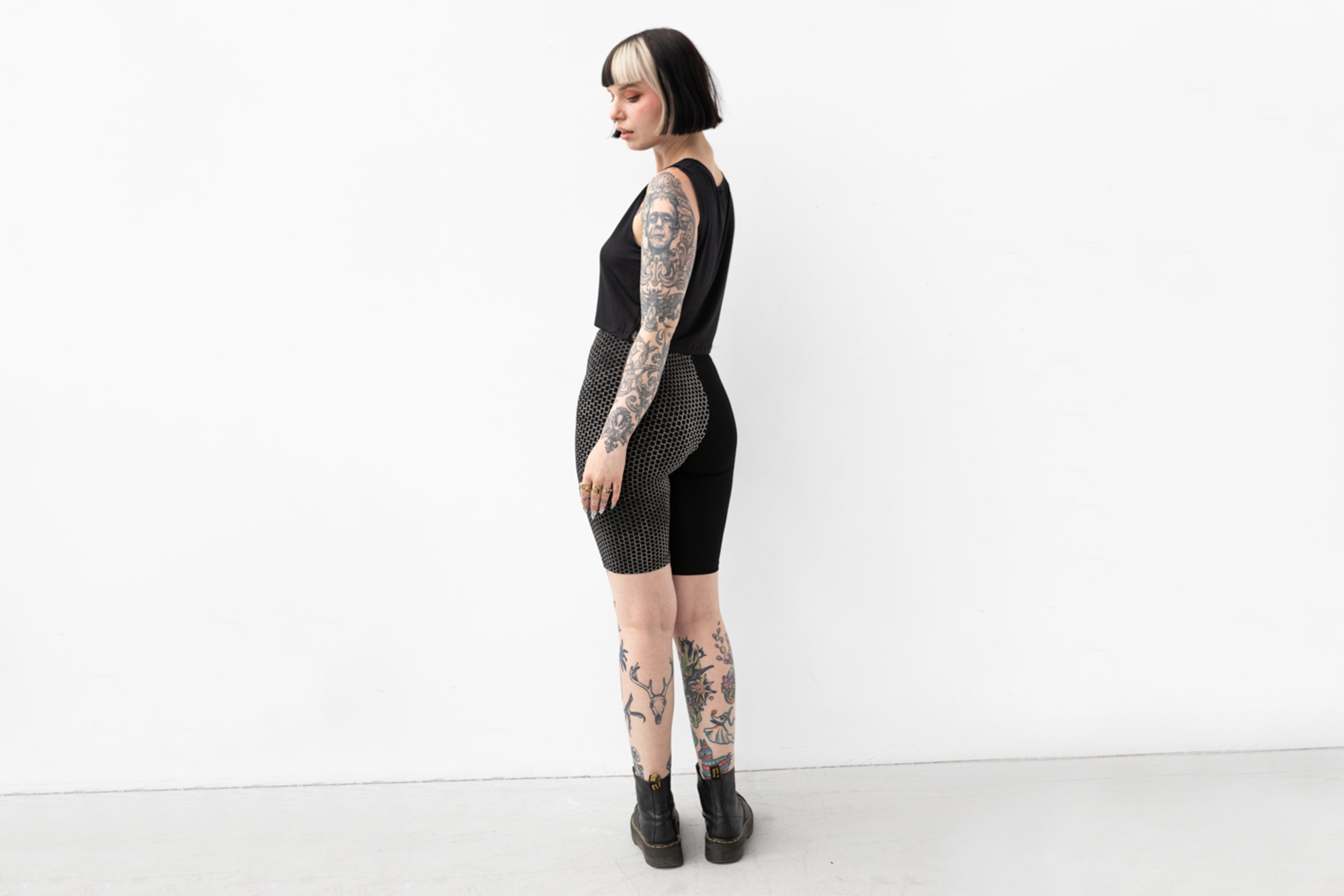 Leggings Shorts mit einfarbig schwarzem und gemustertem Bein, Foto von hinten.
