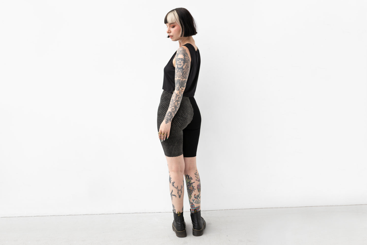 Leggings Shorts mit einfarbig schwarzem und gemustertem Bein, Foto von hinten.