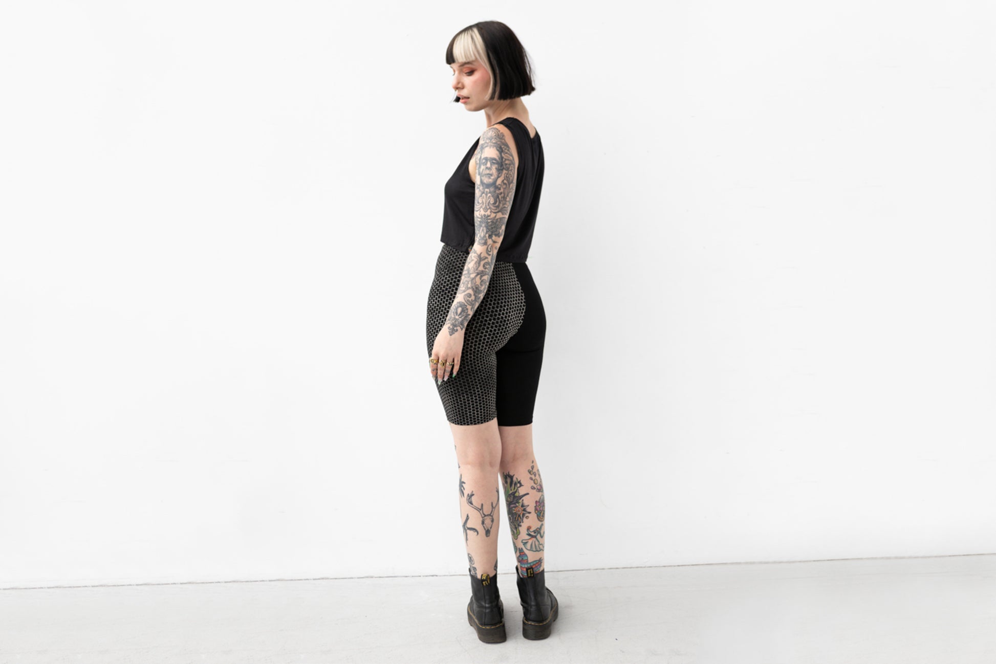 Leggings Shorts mit einfarbig schwarzem und gemustertem Bein, Foto von hinten.