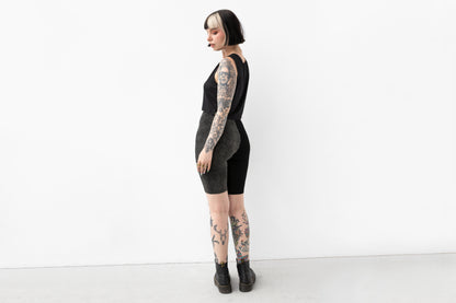 Leggings Shorts mit einfarbig schwarzem und gemustertem Bein, Foto von hinten.