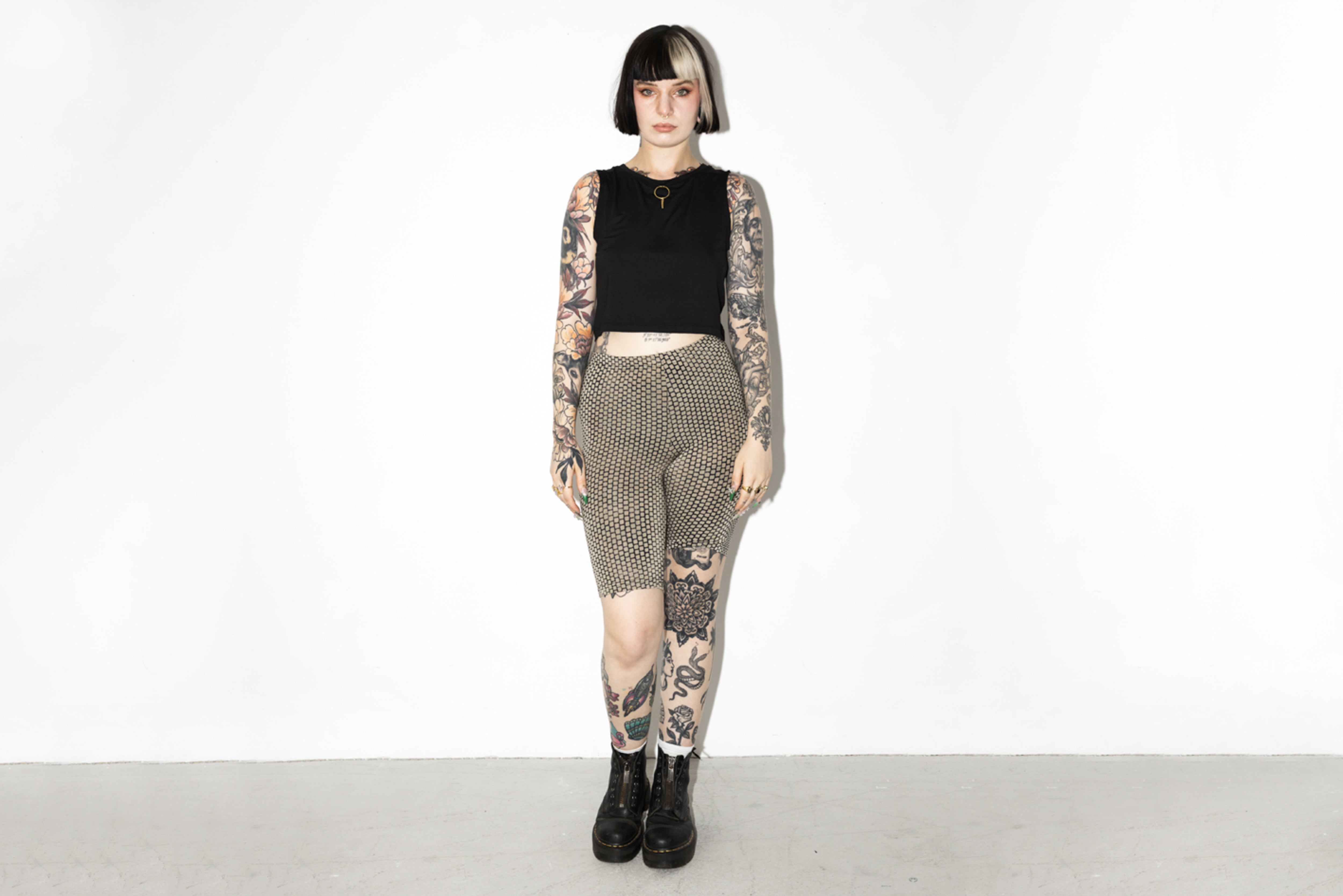 Moderne Radlerhose mit durchgehendem Ziegelsteinmuster in Beige-Indigo aus weicher Viskose-Elasthan-Mischung, getragen von alternativem Model.