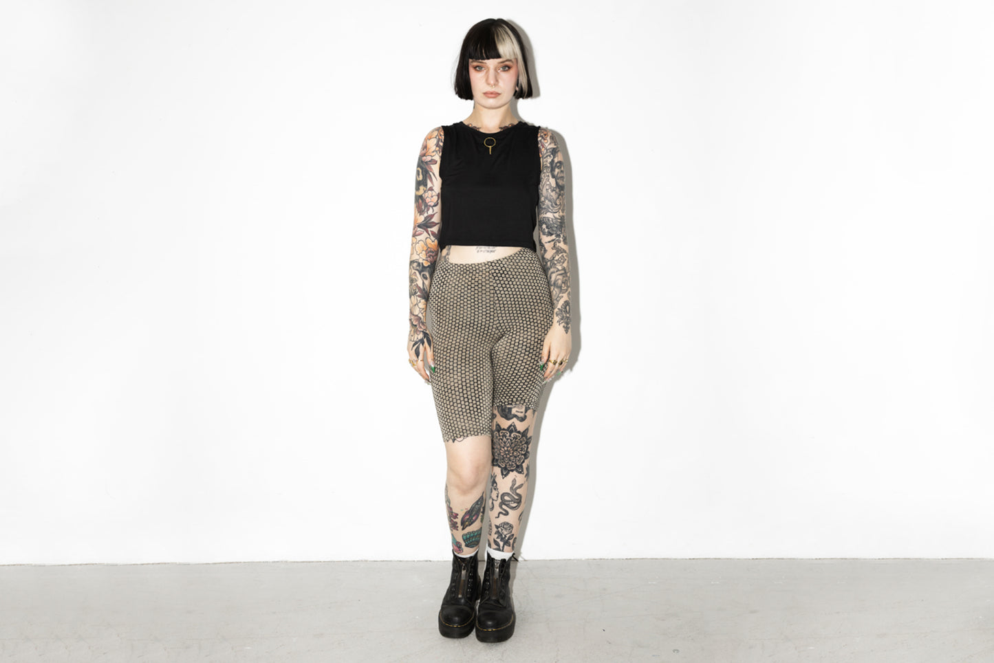 Moderne Radlerhose mit durchgehendem Ziegelsteinmuster in Beige-Indigo aus weicher Viskose-Elasthan-Mischung, getragen von alternativem Model.