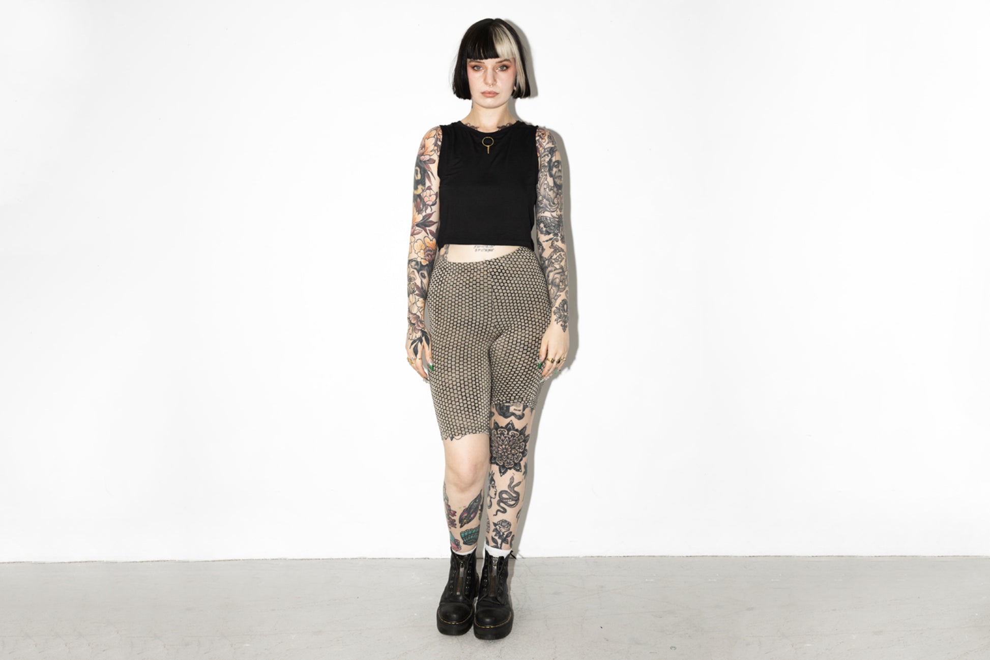 Moderne Radlerhose mit durchgehendem Ziegelsteinmuster in Beige-Indigo aus weicher Viskose-Elasthan-Mischung, getragen von alternativem Model.