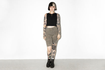 Moderne Radlerhose mit durchgehendem Ziegelsteinmuster in Beige-Indigo aus weicher Viskose-Elasthan-Mischung, getragen von alternativem Model.