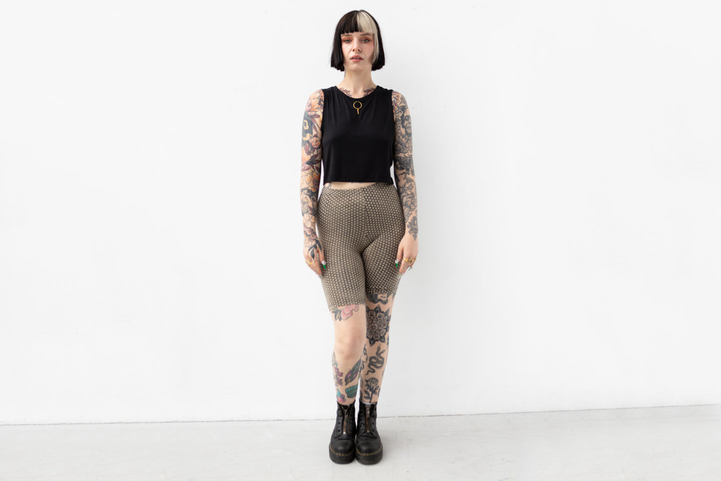 Biker Shorts mit abstraktem Ziegelsteinmuster in Beige und Indigo-Blau aus Batik und Siebdruck, Vorderansicht.