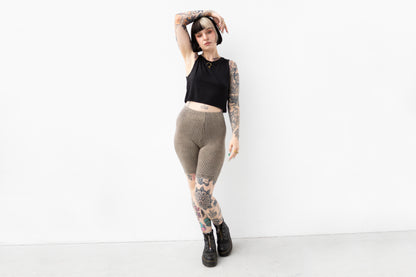 Sportliche Biker Shorts mit künstlerischem Ziegelstein-Print in Beige und Indigo für Yoga, Sport und Alltag.